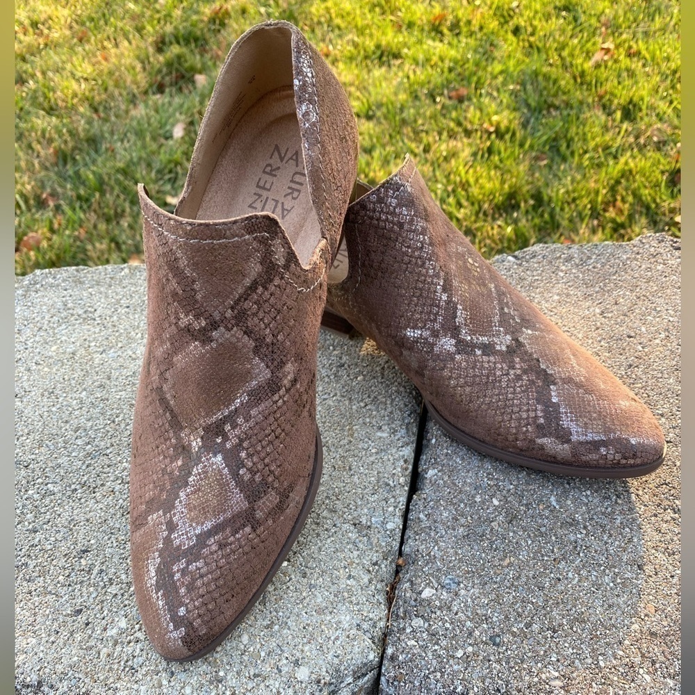 NATURALIZER~WOMEN’S~BELINDA CHESTNUT SNAKE SHOOTIES~VERY NICE~SIZE 7W~BR